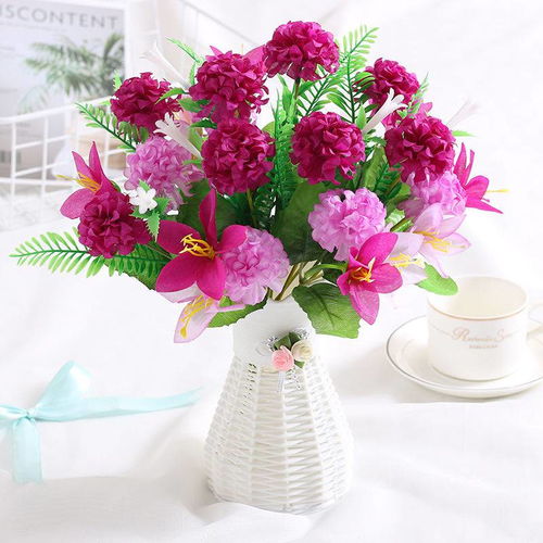 精致家居点缀 客厅工艺品与仿真花艺的装饰艺术